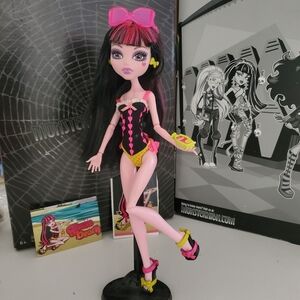 Sold Monster High Gloom Beach Draculaura Doll 2010 Mattel #T7993 Adult Owned